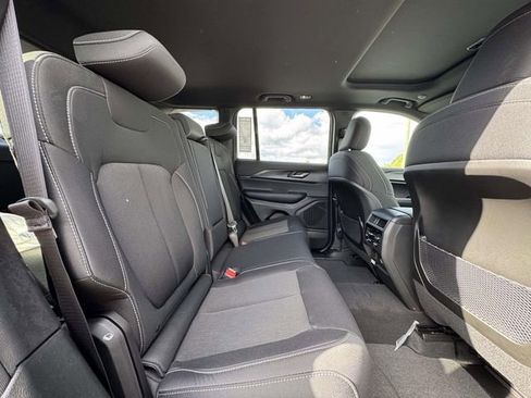 New 2025 Jeep Grand Cherokee Laredo X w/ Luxury Tech Group I AWD/4WD image 15
