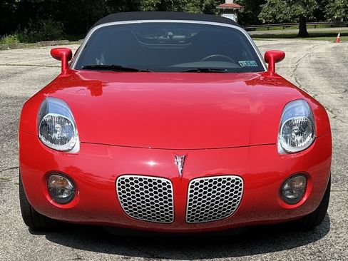 Used 2006 Pontiac Solstice Convertible w/ Premium Package RWD image 2