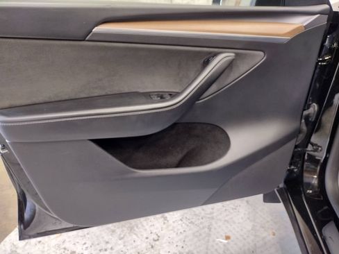Used 2024 Tesla Model Y Long Range AWD/4WD image 18