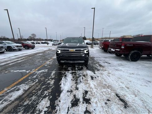 Used 2025 Chevrolet Silverado 1500 High Country image 3