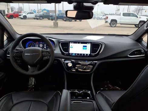 Used 2025 Chrysler Pacifica Limited image 8
