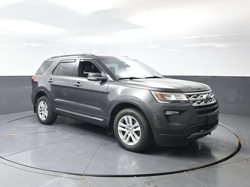 Used 2018 Ford Explorer XLT w/ Equipment Group 202A AWD/4WD image 4