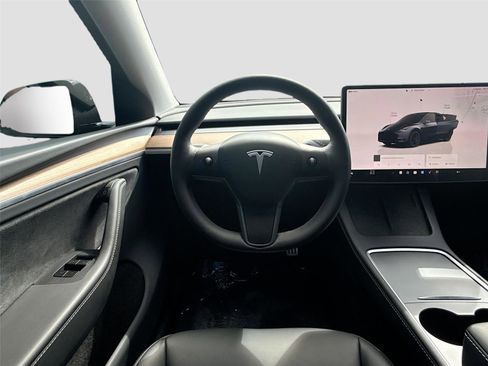 Used 2025 Tesla Model Y Performance image 11