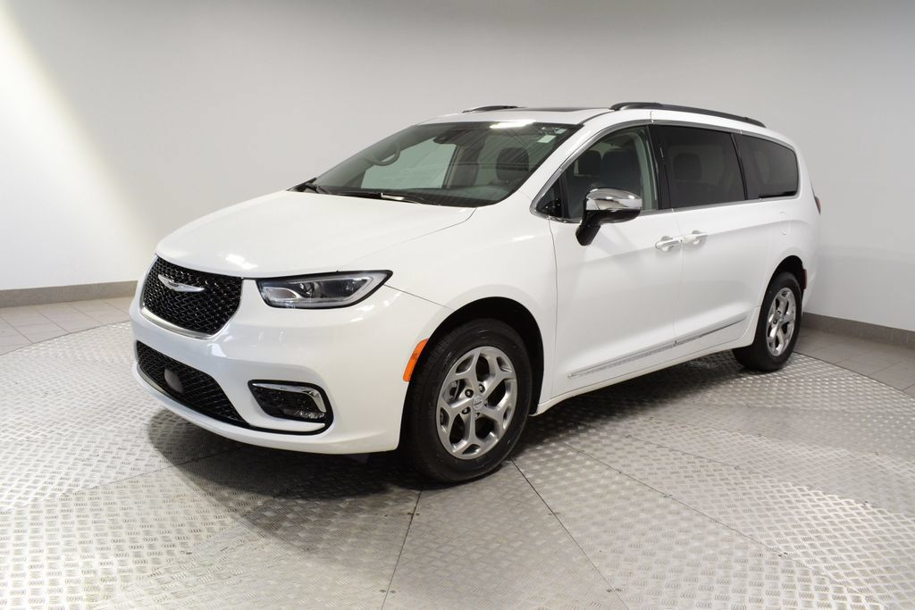 Used 2023 Chrysler Pacifica Limited AWD/4WD image 9