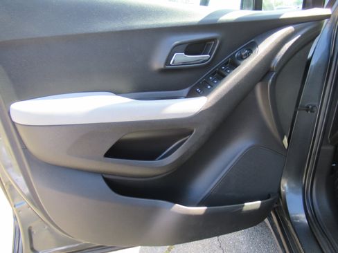 Used 2020 Chevrolet Trax LT FWD image 9