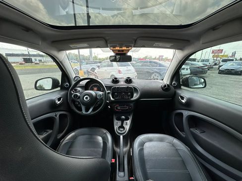 Used 2016 smart fortwo pure RWD image 2