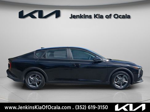 New 2025 Kia K4 LXS image 2