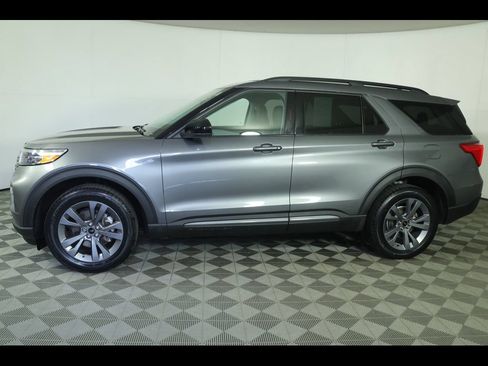 Used 2022 Ford Explorer XLT w/ Equipment Group 202A AWD/4WD image 14