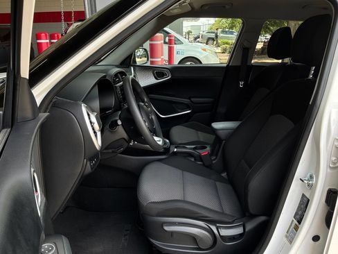 Used 2025 Kia Soul LX w/ LX Technology Package FWD image 10