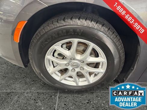 Used 2023 Chrysler Pacifica Touring-L image 25