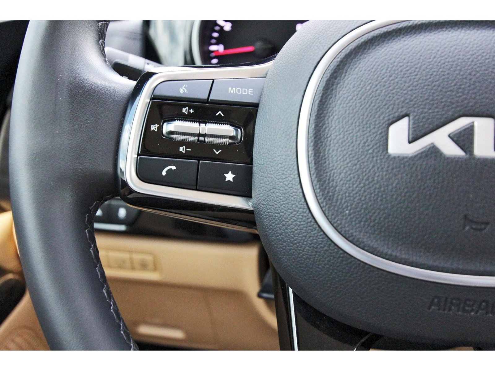 Used 2024 Kia Carnival EX FWD image 19