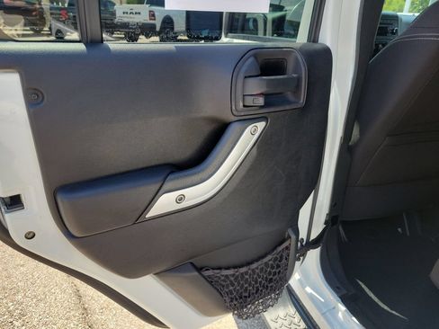 Used 2014 Jeep Wrangler Unlimited Sahara w/ Connectivity Group AWD/4WD image 13