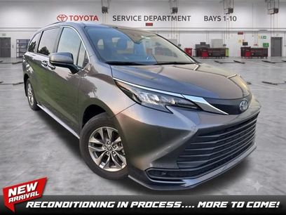 Used 2025 Toyota Sienna LE w/ LE Plus Package