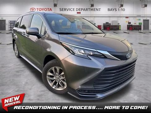 Used 2025 Toyota Sienna LE w/ LE Plus Package FWD image 1