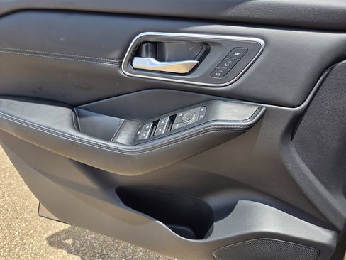Used 2025 Nissan Rogue Platinum w/ Tech Package FWD image 17
