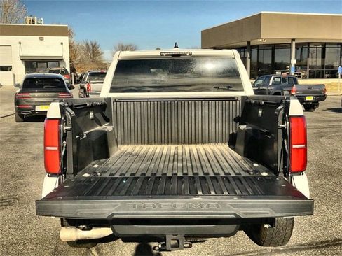 Used 2024 Toyota Tacoma TRD Off-Road image 22
