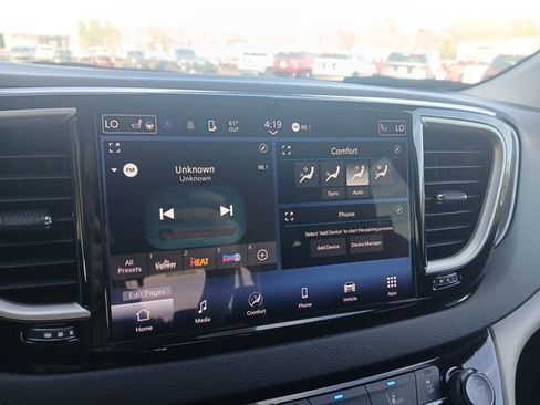 Used 2024 Chrysler Pacifica Touring-L image 25