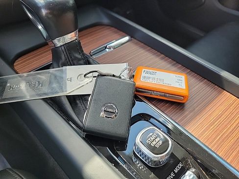 Used 2021 Volvo S60 T5 Momentum image 24