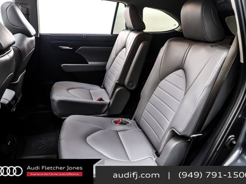 Used 2025 Toyota Highlander XLE image 9