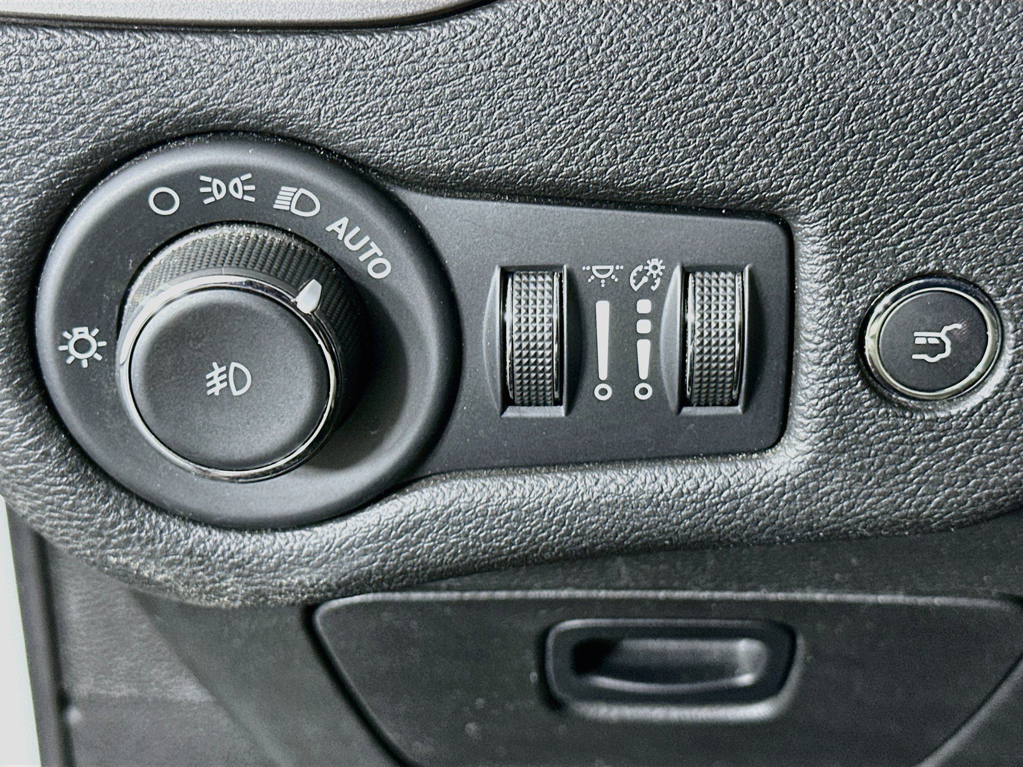 Used 2022 Jeep Cherokee Latitude Lux FWD image 17