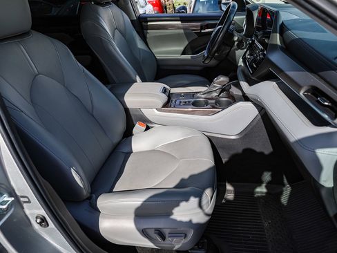 Used 2022 Toyota Highlander Limited image 10