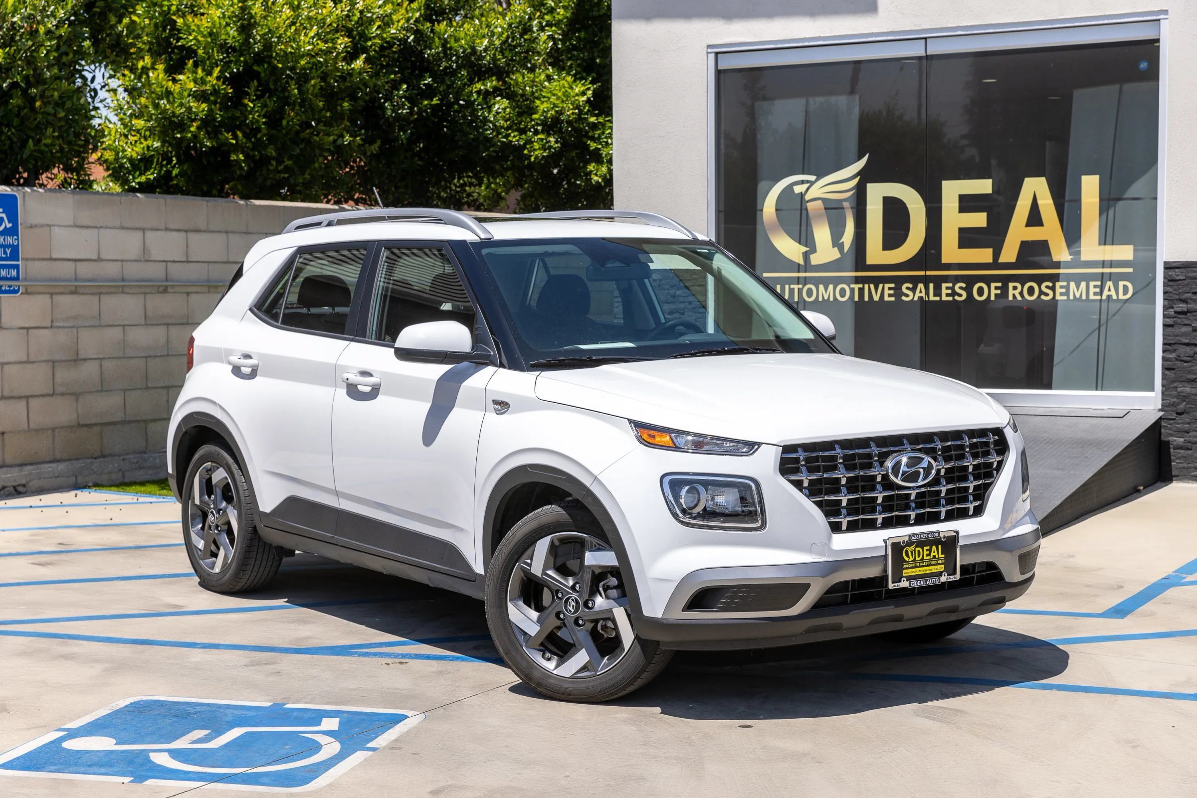 Used 2025 Hyundai Venue SEL FWD image 2