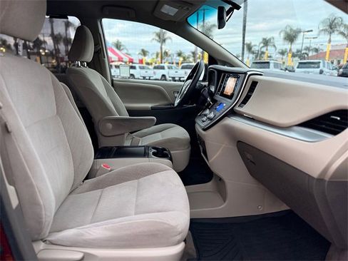 Used 2015 Toyota Sienna LE image 21