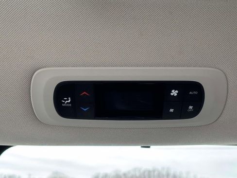 Used 2018 Chrysler Pacifica Touring-L image 23