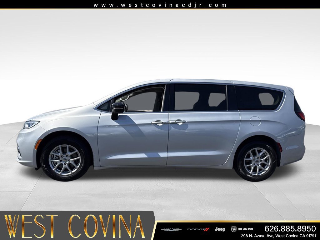 Used 2024 Chrysler Pacifica Touring-L FWD image 6