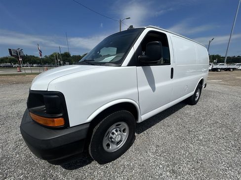 Used 2017 Chevrolet Express 2500 RWD image 21