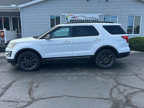 Used 2017 Ford Explorer XLT w/ Equipment Group 202A AWD/4WD image 4