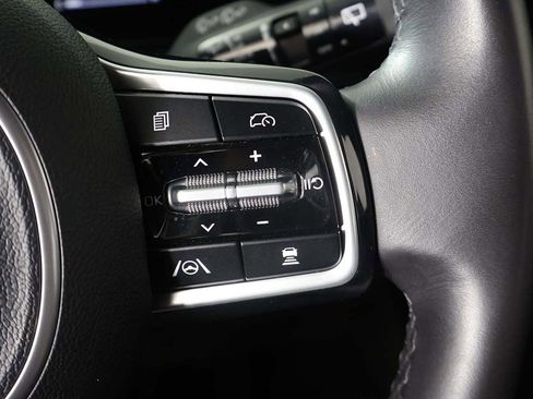 Used 2025 Kia Carnival FWD image 39