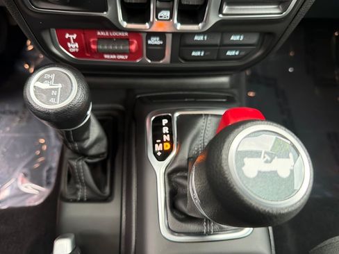 Used 2025 Jeep Wrangler Willys image 29