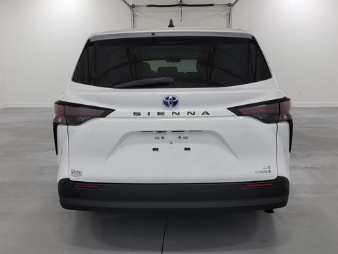 Used 2024 Toyota Sienna LE FWD image 8