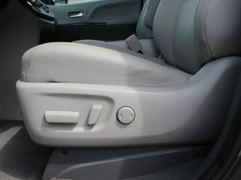 Used 2020 Toyota Sienna XLE AWD/4WD image 12