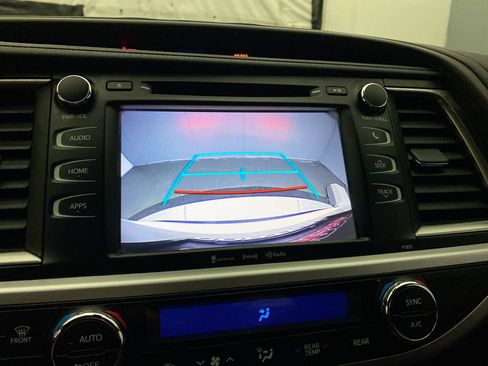 Used 2018 Toyota Highlander Plus AWD/4WD image 18