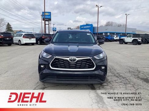 Used 2022 Toyota Highlander XLE image 2