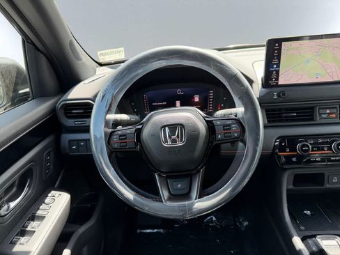 Used 2025 Honda Pilot TrailSport image 17