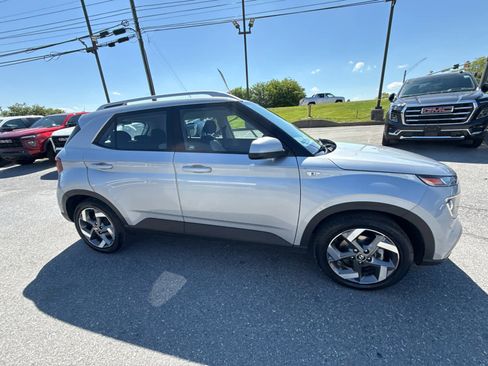 Used 2021 Hyundai Venue SEL FWD image 15