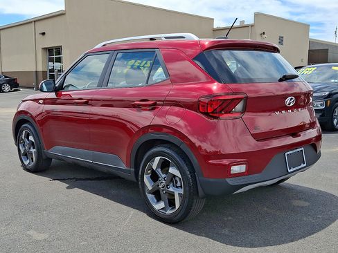 Used 2023 Hyundai Venue SEL FWD image 4