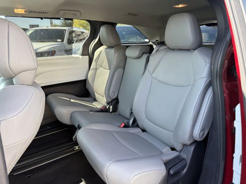 Used 2025 Toyota Sienna XLE image 14