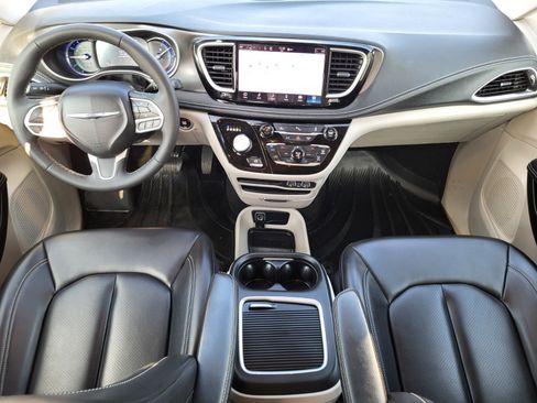Used 2023 Chrysler Pacifica Touring-L FWD image 12