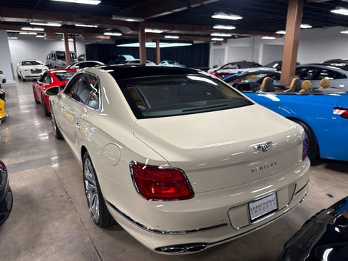 Used 2022 Bentley Flying Spur Plug-In Hybrid AWD/4WD image 4