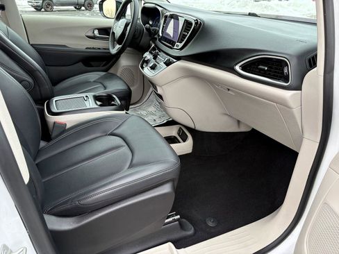 Used 2024 Chrysler Pacifica Touring-L image 10
