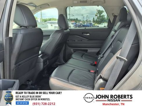 Used 2023 Nissan Pathfinder SL AWD/4WD image 9