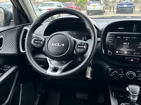 Used 2025 Kia Soul LX w/ LX Technology Package FWD image 32