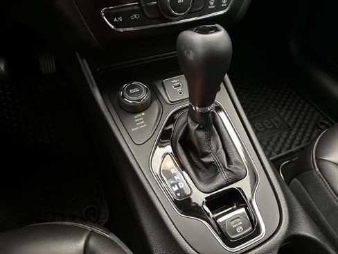 Used 2019 Jeep Cherokee Latitude Plus AWD/4WD image 24