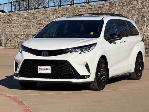 Used 2025 Toyota Sienna XSE FWD image 3