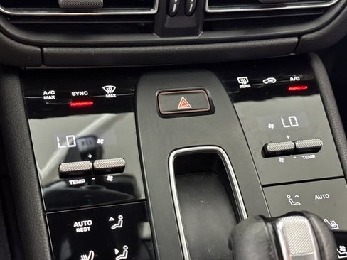 Used 2023 Porsche Macan AWD/4WD image 18