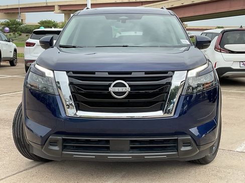 Used 2025 Nissan Pathfinder SV FWD image 3